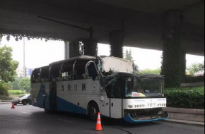 杭州春游大巴撞上桥梁 大半个车顶给削没了 可长点心吧