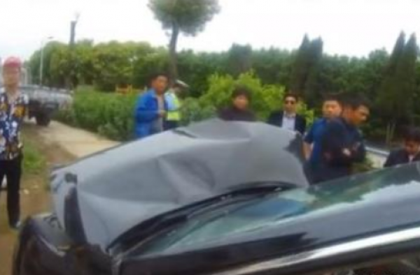 脑梗出院连撞3车 连脑梗都止不住手痒的双手吗？
