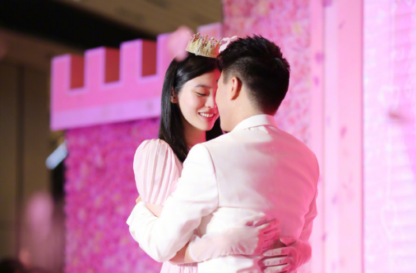 何猷君审美被吐槽 奚梦瑶戒指闪瞎眼 豪门也这么村？