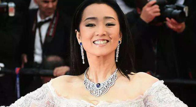 巩俐曾高考落榜，巩俐为实现梦想边工作边备考