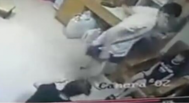 愤怒！男子狠踩小孩伤脚 如此行为的原因却让人更火大