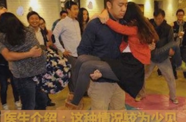 公主抱女友手骨折 爱太“沉重” 要量力而为呀！