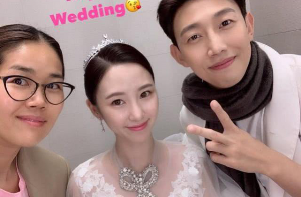 韩剧《金秘书》姜其永结婚 其小3岁娇妻竟是圈外人！