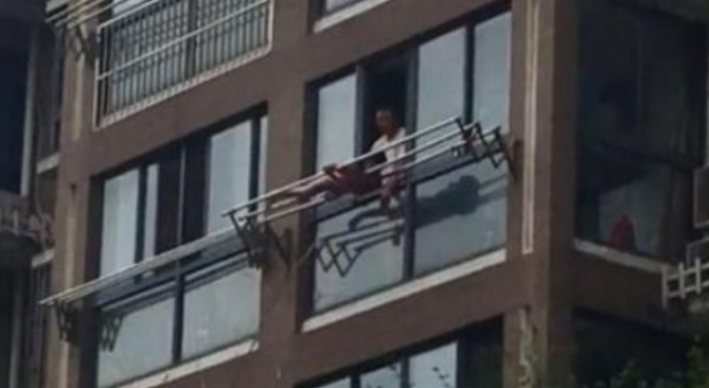 女童被绑晾衣杆 爸爸在屋内打骂 这种教育方式简直无语