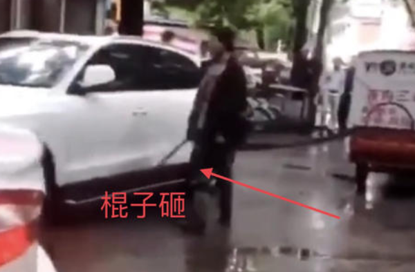 快递员怒砸奥迪车 疑因快递小哥挡道遭车主粗口