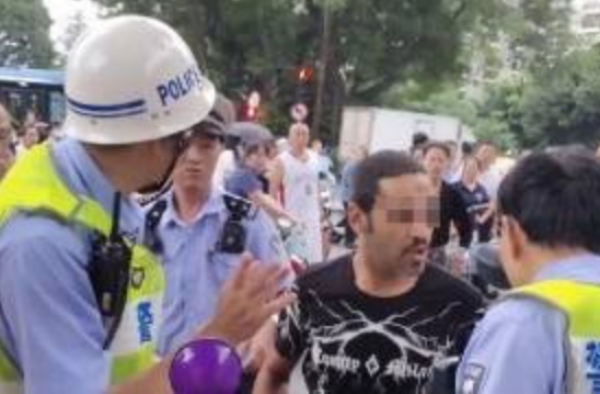 福建农大回应留学生与交警冲突 留学生留校察看是否合理