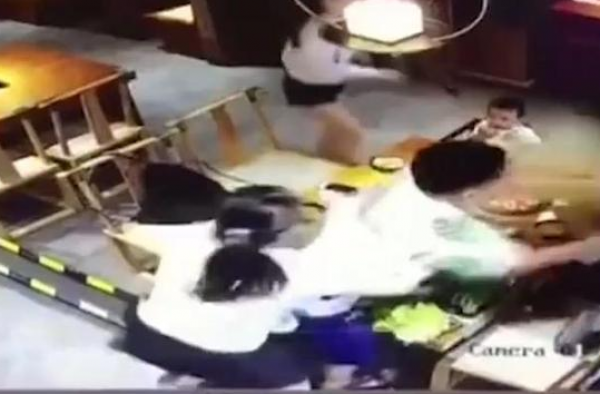 害怕！男子端火锅泼妻子同学 孩子直接目睹现场