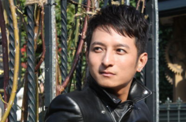 维嘉又哭了 他为什么频频落泪？ 维嘉落泪的原因
