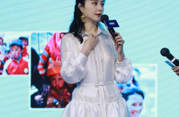 现身活动现场 范冰冰否认怀孕传闻 称没有当妈妈