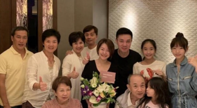小S全家福曝光引热议！网友：他老公这是浪子回头了吗