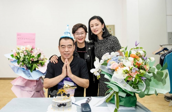 陈凯歌夫妇同框 太太气质依旧李少红为其带生日帽