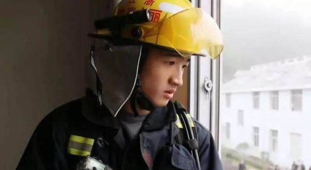 消防员为摘除马蜂窝牺牲 退役时间将近 现如今化为云烟
