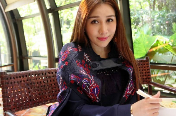 何超盈产女 起名荷包蛋 网友调侃：真是亲妈