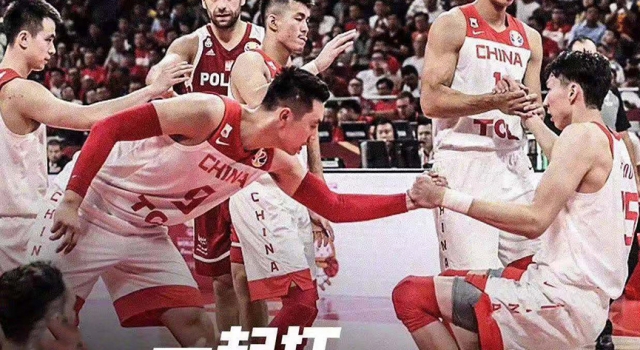 中国男篮队员齐发声 当全网骂周琦时 罪魁祸首偷偷笑了
