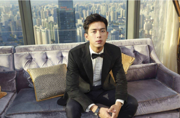 李现被旋转门打到 西装革履帅不过三秒 李现：门扒拉我