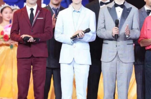 王俊凯易烊千玺刘昊然同框 tfboys独缺王源 流出生图