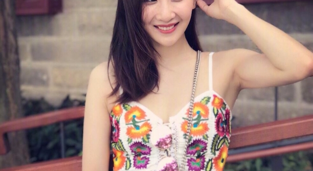 何雯娜梁超订婚 甜蜜合影 身穿粉色连衣裙少女感十足！