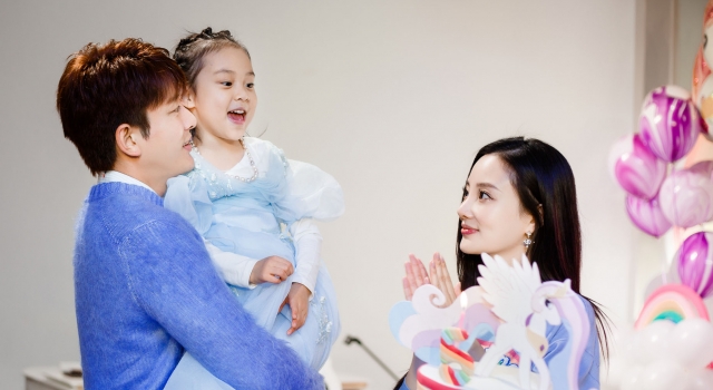 李小璐带甜馨游天安门 母女十分有爱 网友：甜馨太可怜