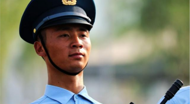 地震男孩走上阅兵场 长大后我成为了你 向英雄敬礼！