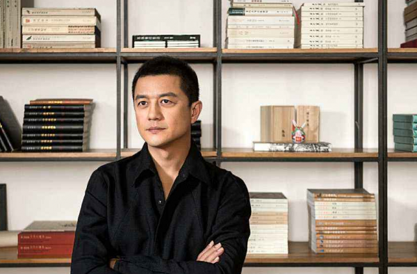 李嫣晒童年合影为李亚鹏庆生 父女搞怪造型 遮盖唇腭裂