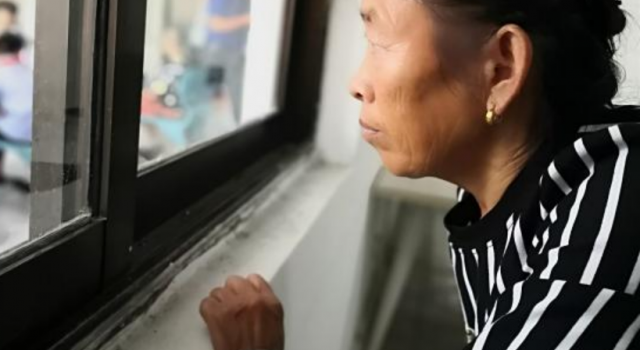 老人教室外偷课回家教孙子 “最美奶奶”非她莫属