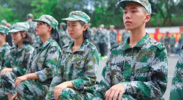 学长拿水果诱惑新生被教官罚 教官：还皮不皮了？