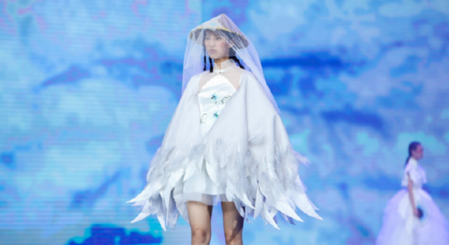 纸巾做的婚纱 创意变成现实 网友：结婚突然下雨怎么办