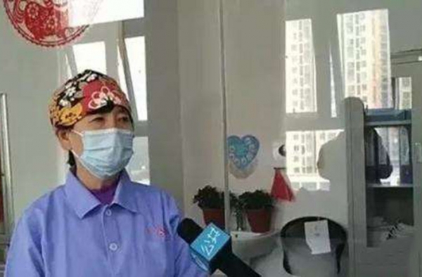 被活埋男婴父亲到村医家致谢 村医遭质疑：她想要孩子