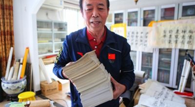 庞中华的书法课火了 边写字边唱歌 网友：好不快活