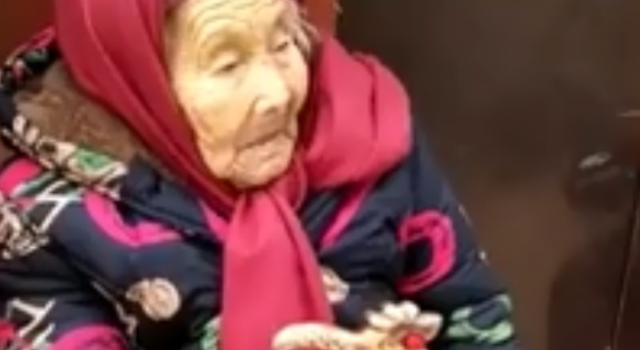 107岁妈妈给84岁女儿捎糖吃 网友：父母在就永远是孩子