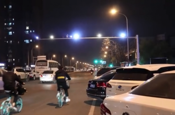 北京部分监控补光灯亮度已调暗 网友：只考虑创收