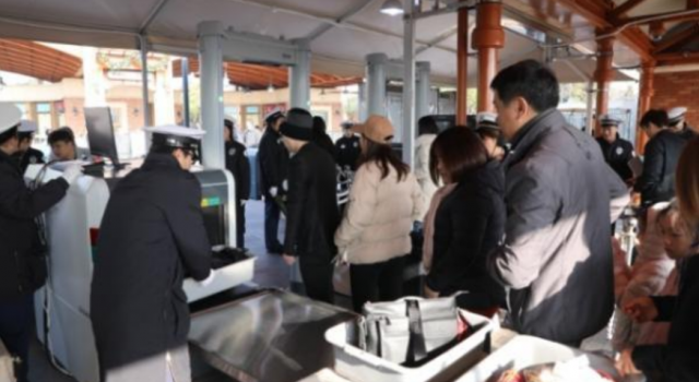 上海迪士尼乐园启用X光机安检 游客提出众多意见