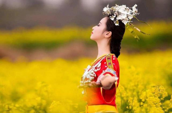女生侧脸怎么拍 学会这3招 就可以拍出绝美侧颜女神