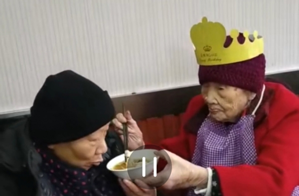 百岁母亲喂生病女儿长寿面 网友：父母眼里你都是孩子