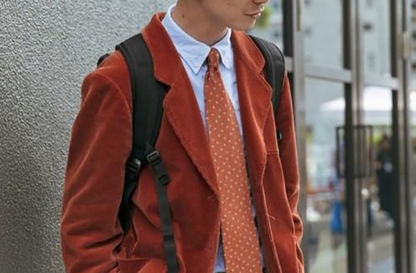 适合男生穿的红色衣服 开春穿这4套 亮眼又精神