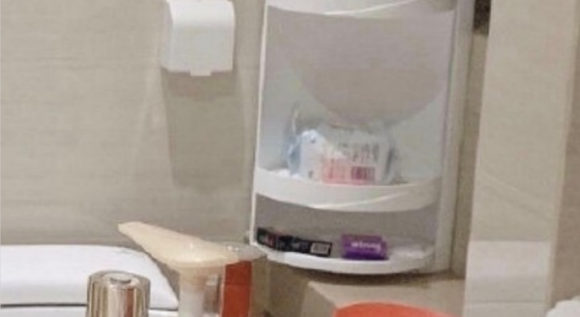 杨超越秒删 没想到是因为在她身后发现了这个