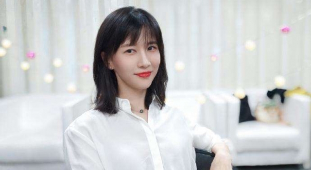 papi酱产后全家福 身材依旧苗条 网友：素颜像大妈