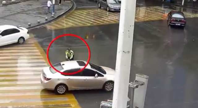交警雨中执勤司机两次抛伞 网友：暖心的“车窗抛物”