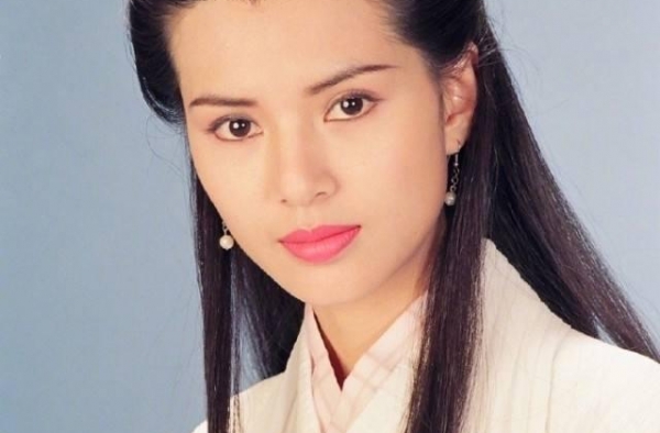 红颜并未憔悴，她依然如此美丽：小龙女李若彤54岁了