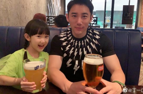 白冰女儿颜值高！前姐夫丁一晒和爱女温馨合照