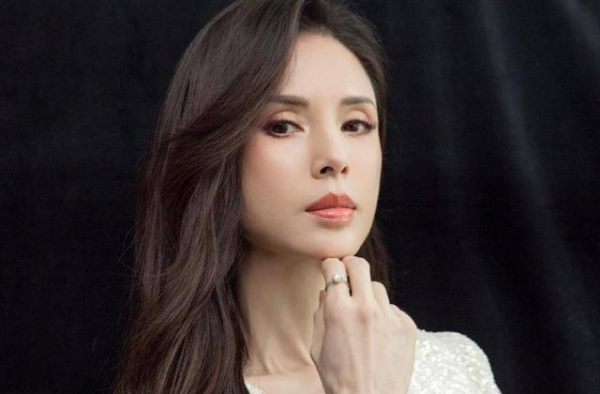 李若彤近况曝光，全副武装现身机场，54岁的她仍然颇具巨星范