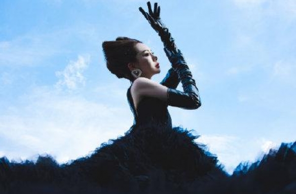 戚薇新造型美上热搜！从当红花旦到美妆博主，她的翻身之路不一般