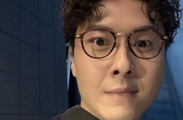 王浩信新剧为剧情需要头埋女主大腿中间 谭咏麟点赞网友心慌慌