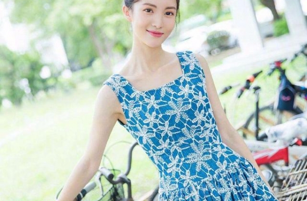 她被称为“内地萧亚轩”，钟情姐弟恋，历届男友都是圈内小鲜肉