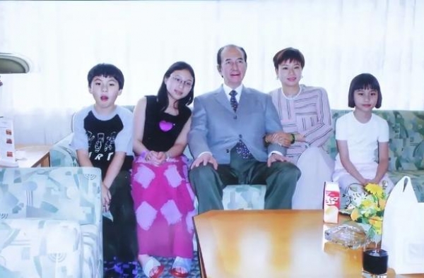 赌王三太穿衣真有一手！穿挂脖印花裙大秀火辣身材，抢尽女儿风头
