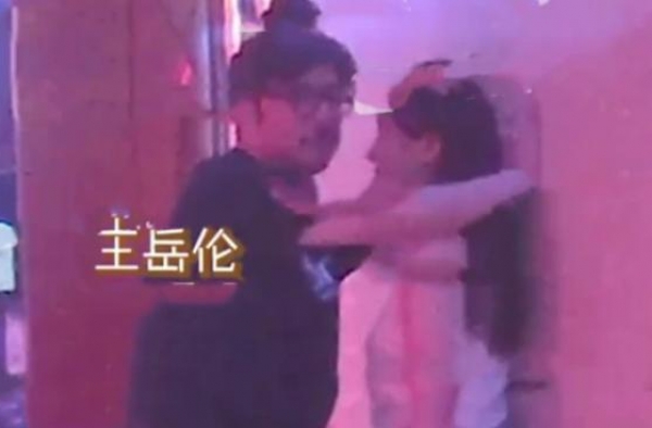 王岳伦再和好友聚餐，全程情绪低落，一举动表明他在努力挽救婚姻