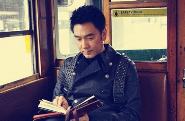 靠原配走红，靠现任成亿万富豪，如今48岁的他才是人生大赢家