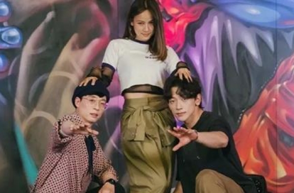 她是一代国民妖精，韩流鼻祖，却嫁给丑男成为一个农村妇女