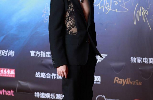 网友：讨厌真空穿西装的男星，感觉“脏”！有这种想法的人很正常