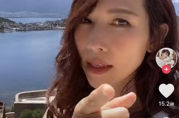 47岁蔡少芬脸垮了？鱼尾纹暴露真实沧桑老态，美颜滤镜也救不了